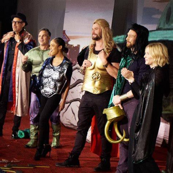 Thor Ragnarok Cast Performs a Live Version of the Movie