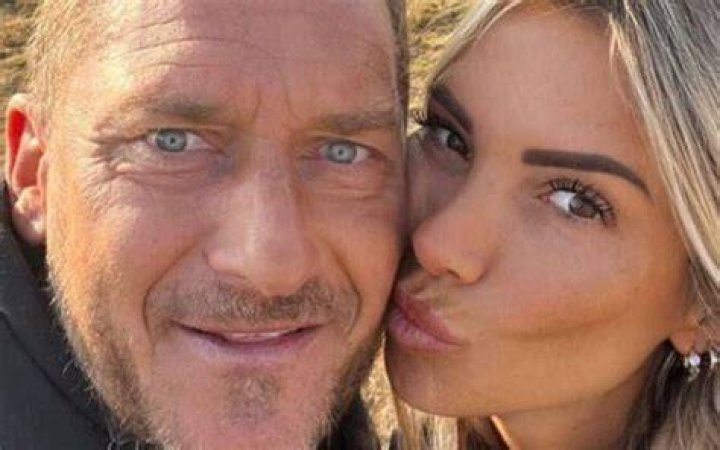 Totti e Noemi Bocchi non si nascondono più prima foto insieme nel