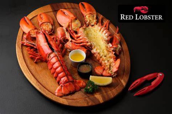 What Red Lobster Cooks Wear