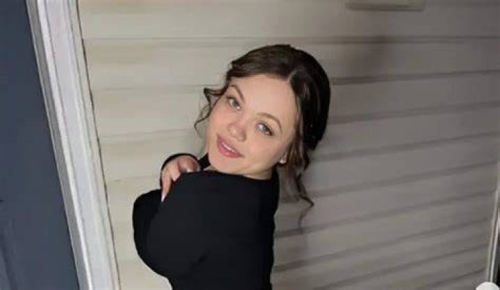 Who Is Kelsey Lawrence? Her Age, Net Worth, Boyfriend, Fan Bus