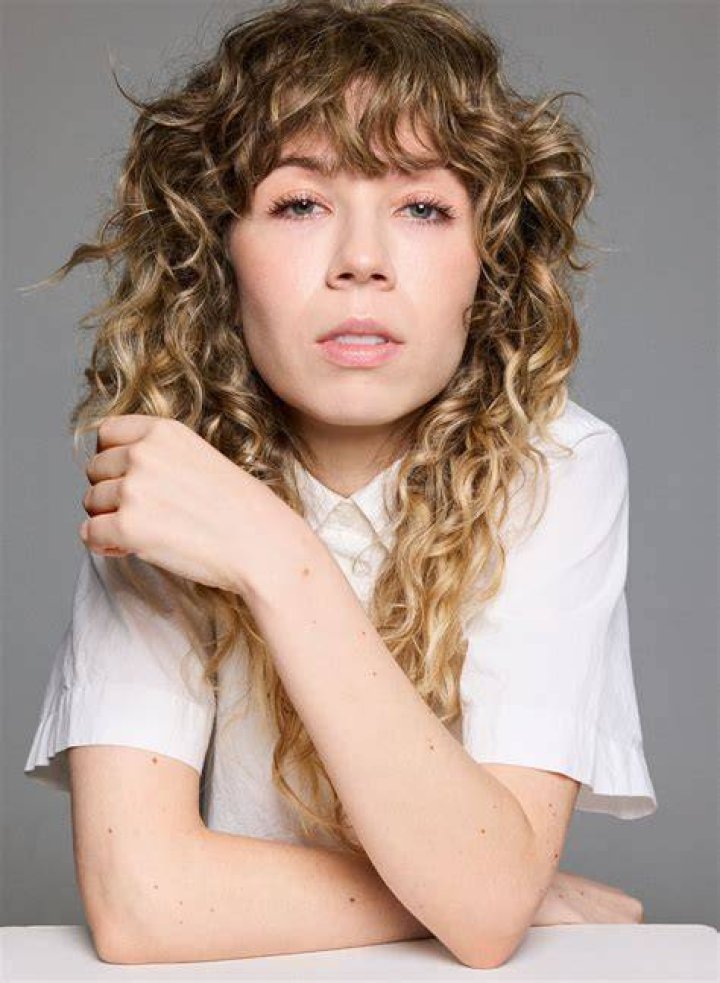 Who is McCurdy in a relationship with? What NBA player did